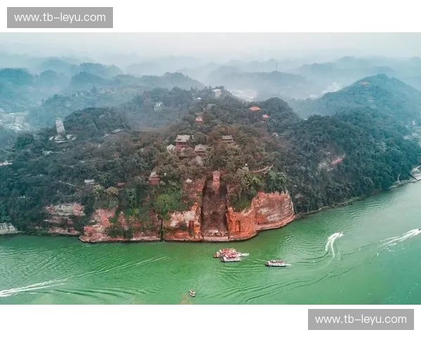 山城烟火与山水秘境:一场巴蜀与苗疆的奇妙碰撞 山城烟火与山水秘境:一场巴蜀与苗疆的奇妙碰撞